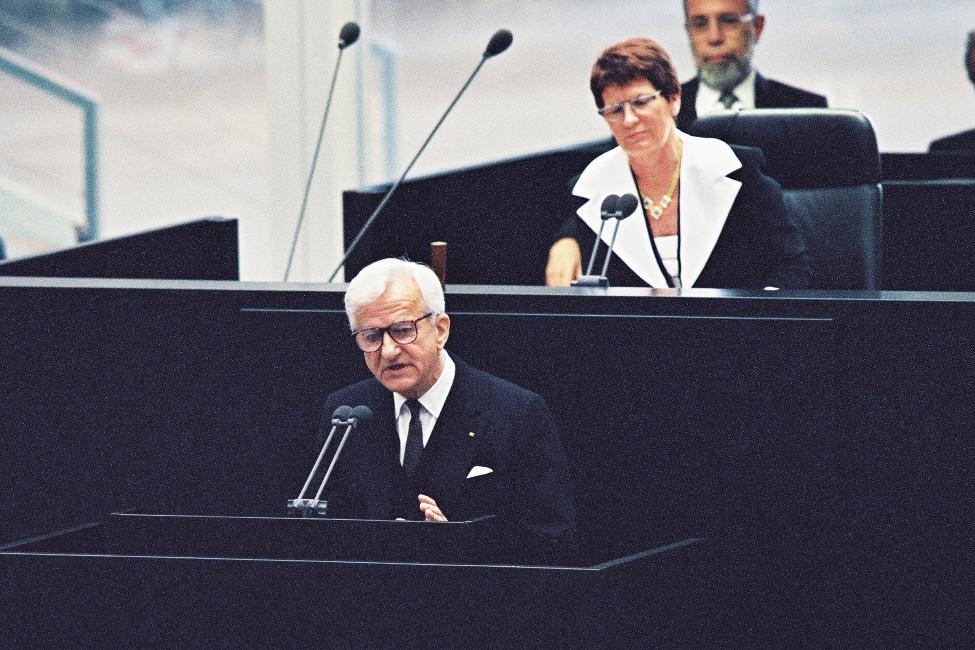 Bundespräsident Richard von Weizsäcker 1994 bei seiner Abschiedsrede in der gemeinsamen Sitzung von Bundestag und Bundesrat